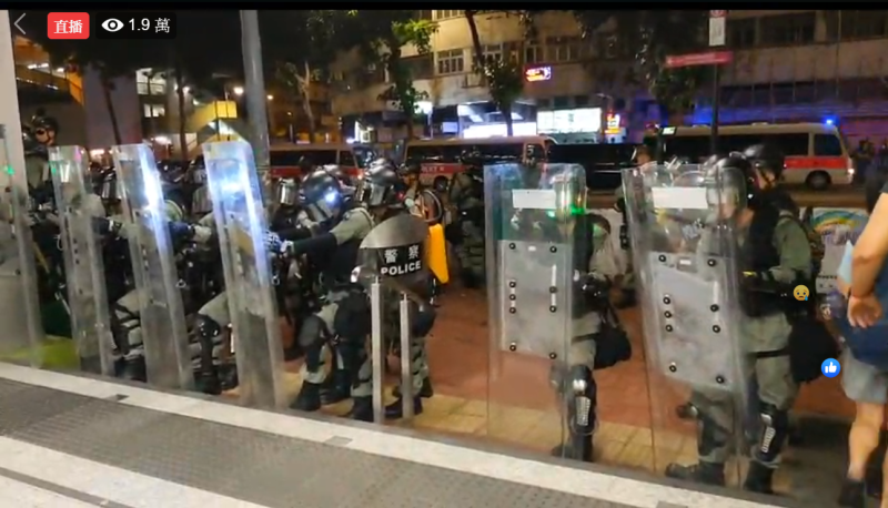 香港「反送中」運動，港警持盾應對示威者投擲燃燒物。   圖：翻攝網路直播
