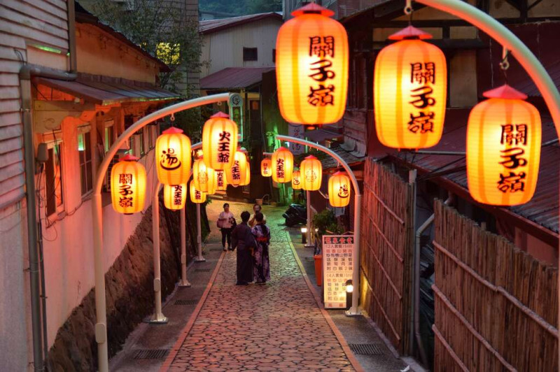 關子嶺溫泉區內諸多燈飾造景，值得漫步夜遊。    圖：台南旅遊網／翻攝