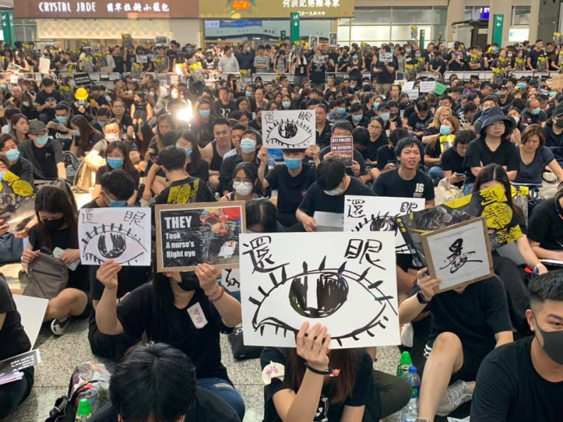 香港反送中的「黑警還眼」機場抗議行動。   圖 : 翻攝自香港大學學生會學苑即時新聞臉書