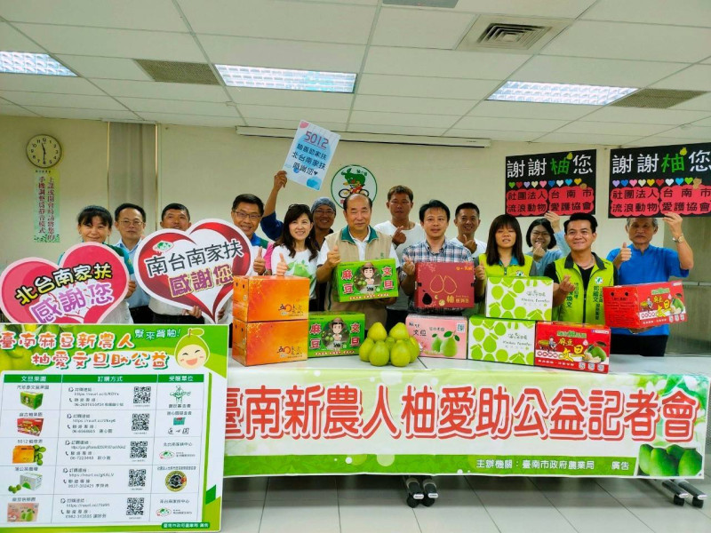台南市政府農業局長李朝塘主持 新農人義賣文旦公益記者會。（黃博郎攝）   
