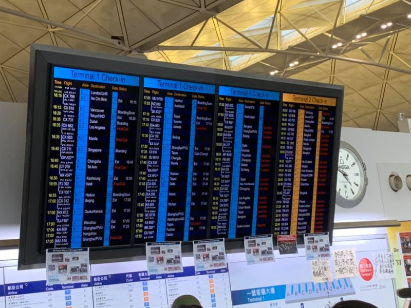 黃之鋒表示，香港機場仍有班機起降。   圖 : 翻攝自黃之鋒臉書。