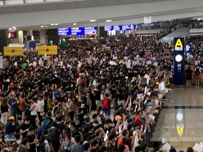 香港赤鱲角機場接機大堂下午擠滿了反送中民眾。   圖 : 翻攝自黃之鋒臉書。