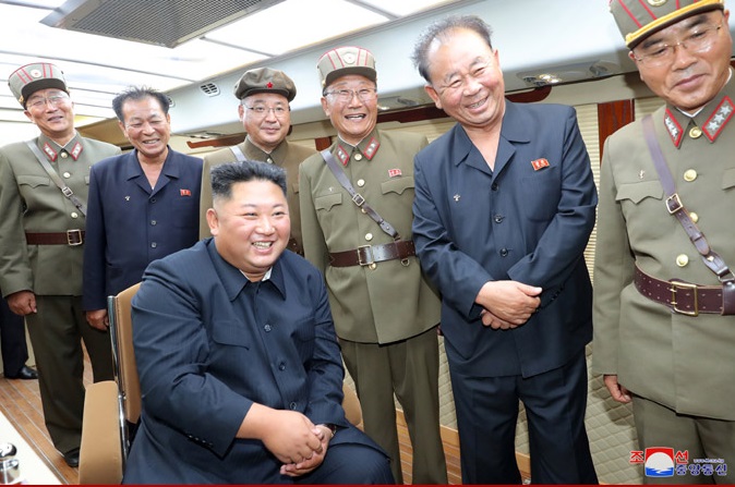 北韓領導人金正恩10日親自視導新武器試射。   圖：翻攝自KCNA