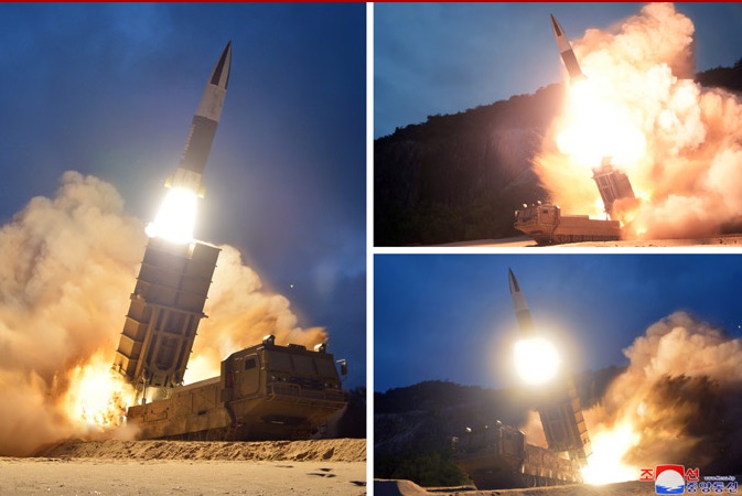 北韓10日再度發射2枚新型短程彈道飛彈，專家分析這些飛彈落地後很可能可發射數百枚霰彈，足以將3至4個足球場夷為平地。     圖：翻攝自KCNA