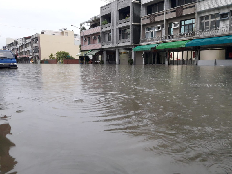 台南市仁德區公所附近積淹水情形。   圖：翻攝黃偉哲臉書/傅寒山留言