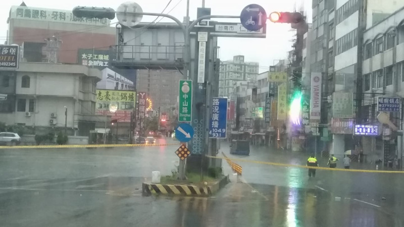台南仁德道路淹水，警方封路。   圖：翻攝王定宇臉書/Alvin Lee留言
