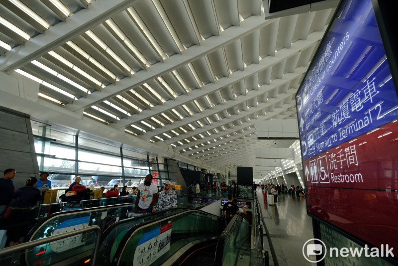 因應香港機場今早恢復作業，桃機公司統計今天仍有35班客貨機取消航，受影響人數約6200人。   圖：林昀真
