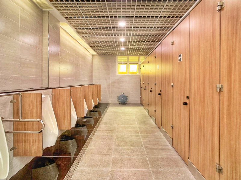 廁間隔間改用木質色調，給人感覺更溫馨。   圖：交通部／提供