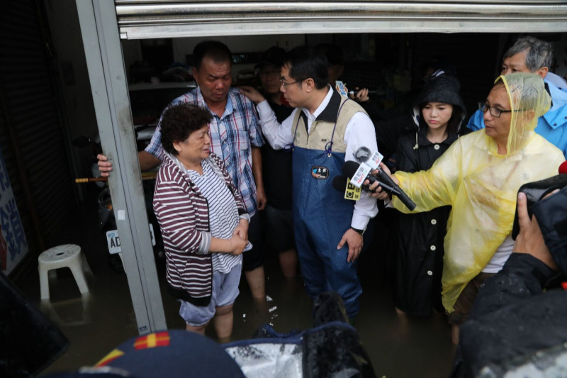 台南市長黃偉哲今天趕赴各淹水地區視察，慰問受影響的市民。   圖：台南市政府/提供