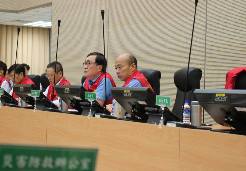 韓國瑜（右一）主持災害應變中心工作會議。   圖：高雄市政府／提供