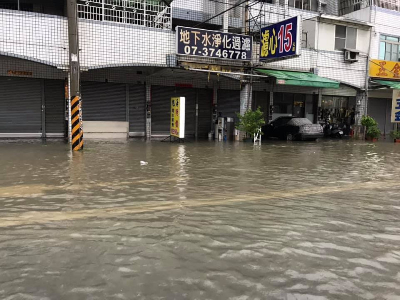 高雄仁鳳路淹水情況。   圖：翻攝自wecare高雄網友留言