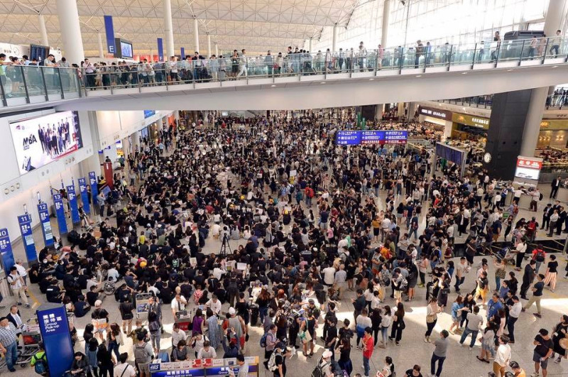 香港反送中民眾日前在機場的抗議行動情況。   圖：翻攝自謝金河臉書