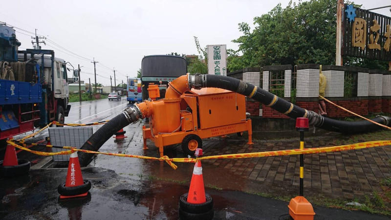 經濟部水利署第五河局支援4台移動式抽水機，協助台南仁德救災。   圖：第五河川局/提供