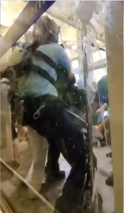 港警稱一名警務人員被人搶去警棍及被多人襲擊，為保護自己以免生命受到威脅或身體受到嚴重傷害，於是拔槍戒備。   圖：翻攝香港on9協會臉書