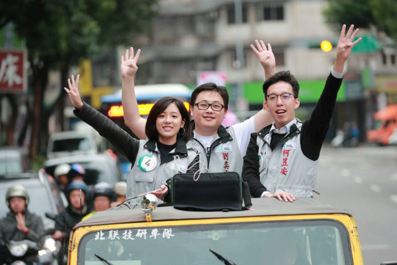 台北市前發言人團隊，左起「學姐」黃瀞瑩、「大熊」劉奕霆、「小牛」柯昱安，三人組合將重組換新血。   圖：翻攝自柯昱安臉書