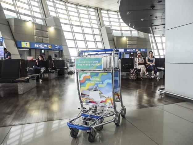 為推廣觀光，台南市政府在韓國機場手推車刊登台南城市行銷廣告。（圖：台南市政府提供）   
