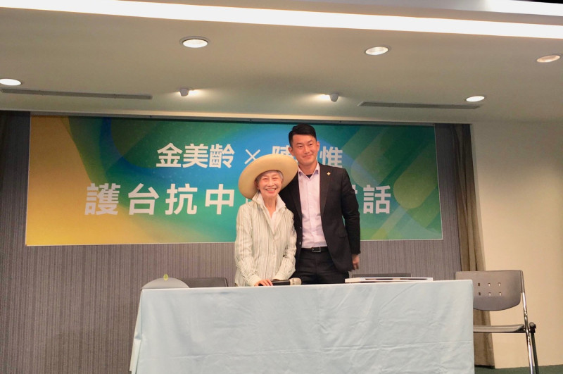 前國策顧問金美齡於今（14）日上午出席與基進黨台中市第2選區立委參選人陳柏惟的「世代對話」活動。   圖/基進黨提供