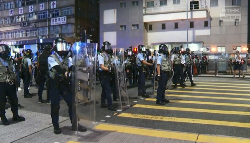 大批警力到場支援，手持盾牌、警棍向民眾步步進逼。   圖：翻攝香港電台臉書影片