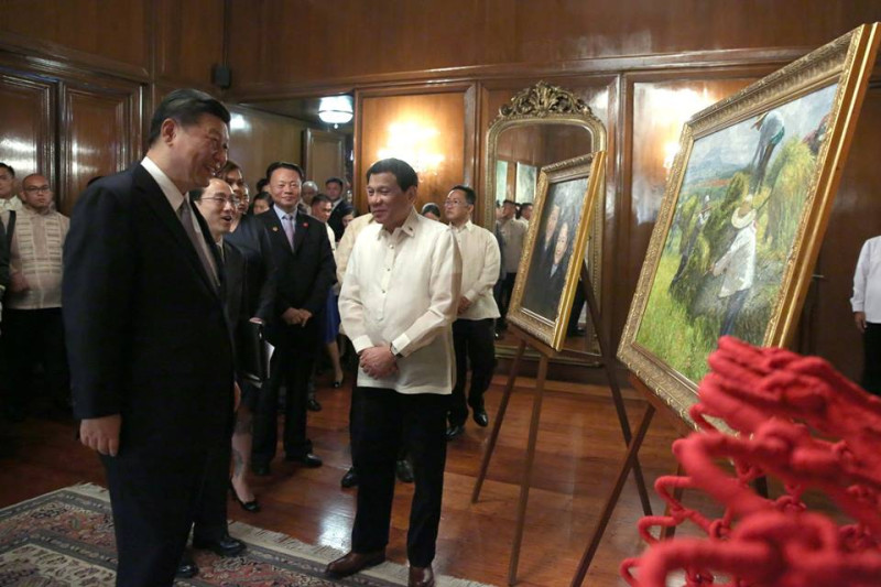 菲律賓總統杜特地（前排右起）一向親中，面對中國國家主席習近平，總是好像矮了一截。   圖：翻攝自杜特地臉書