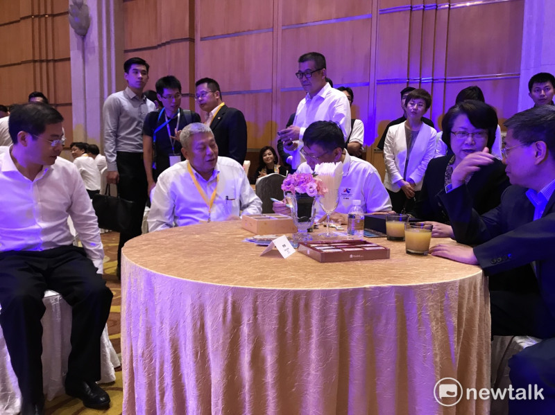 圖為2017年台北、上海雙城論壇在上海市舉辦時，旺中集團董事長蔡衍明和台北市長柯文哲同桌交談。   圖：新頭殼資料照