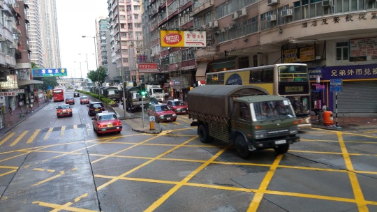 香港民眾日前在街上發現將近20輛軍車活動。   圖：取自連登討論區