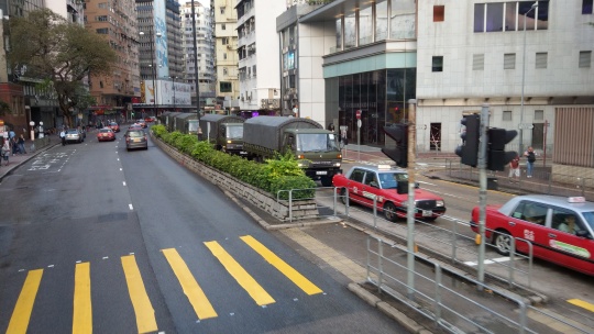 網友分析軍車出現在香港的兩個原因，一個是香港解放軍軍營定期更換兵力，另一個可能就是中國將在8月18日進行清場。   圖：取自連登討論區