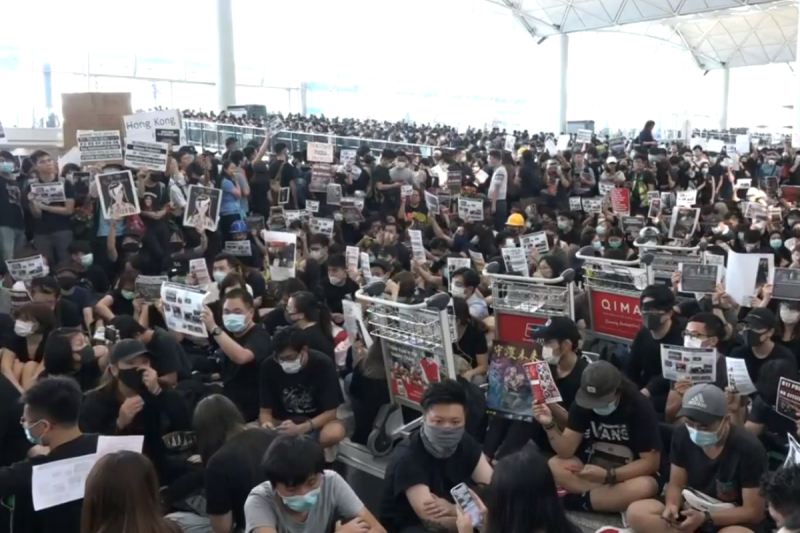 香港「反送中」抗議行動越演越烈，各項集會遊行接力上陣。圖為集會群眾癱瘓香港機場運作。   圖：翻攝自香港電台視像新聞臉書