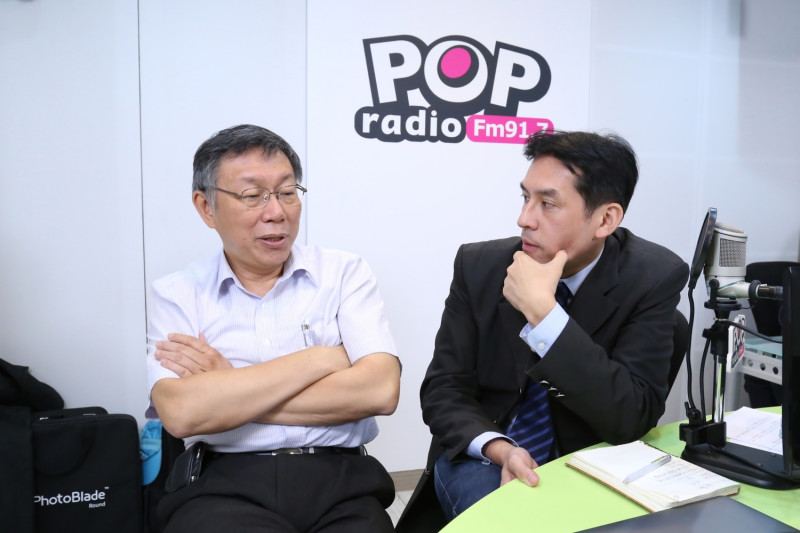 台北市長柯文哲（左）接受《POP撞新聞》主持人黃暐瀚（右）專訪。   圖：《POP撞新聞》 / 提供