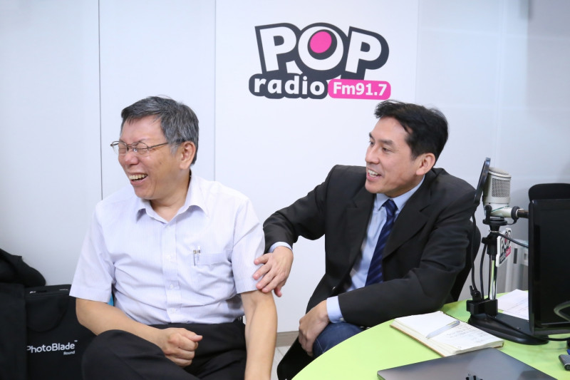 台北市長柯文哲（左）接受《POP撞新聞》主持人黃暐瀚（右）專訪。   圖：《POP撞新聞》 / 提供