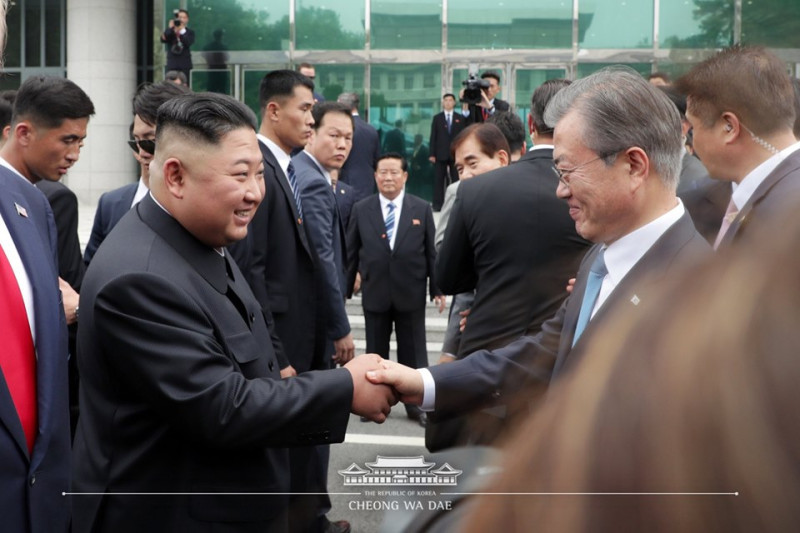 朝鮮最高領導人金正恩（前排左起）6月30日與韓國總統文在寅，於非軍事區碰面，雙方那時和和氣氣。   圖：翻攝自青瓦台臉書