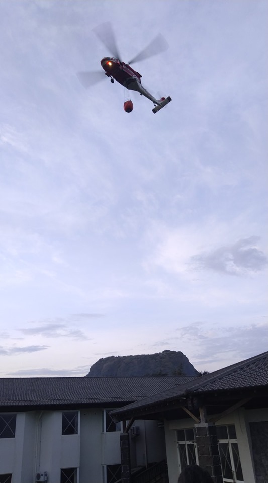 台東綠島山林大火，空勤總隊出動2架黑鷹直升機，吊掛16噸水救援。   圖：翻攝陳德光臉書