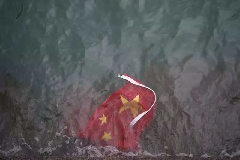 中國官媒環球網撰文報導，列出香港在體育賽事上噓國歌情況。圖為先前被反送中人士丟入海裡的中國國旗示意圖。   圖:截取自環球網微博（資料照）