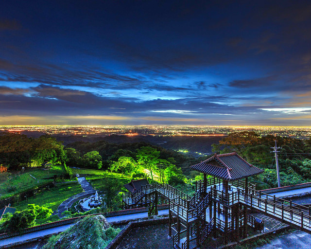 火山碧雲寺為關子嶺看夕陽夜景好去處。   圖：台南市觀旅局／提供