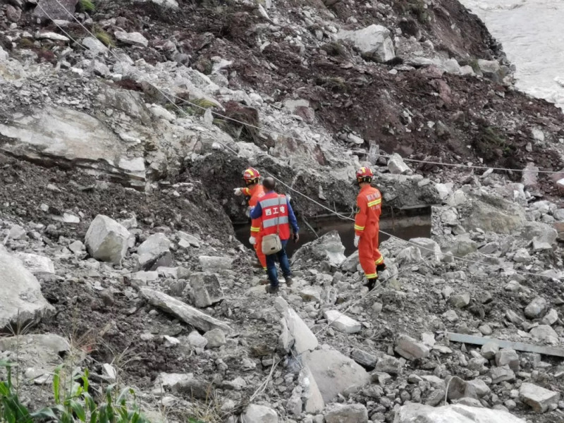 受持續強降雨影響，中國四川省甘洛縣境內的成昆鐵路，近日山體邊坡突然發生崩塌，造成進行搶救作業的17名工人失聯   圖/翻攝自微信公眾號