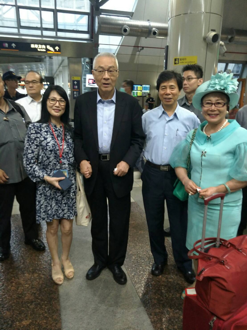 國民黨主席吳敦義今日搭乘高鐵前往南化水庫參訪。   圖：國民黨文傳會/提供