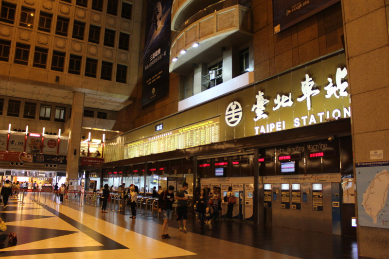 網友對於台北車站很多蹲式馬桶感到疑惑。    圖／nownews提供
