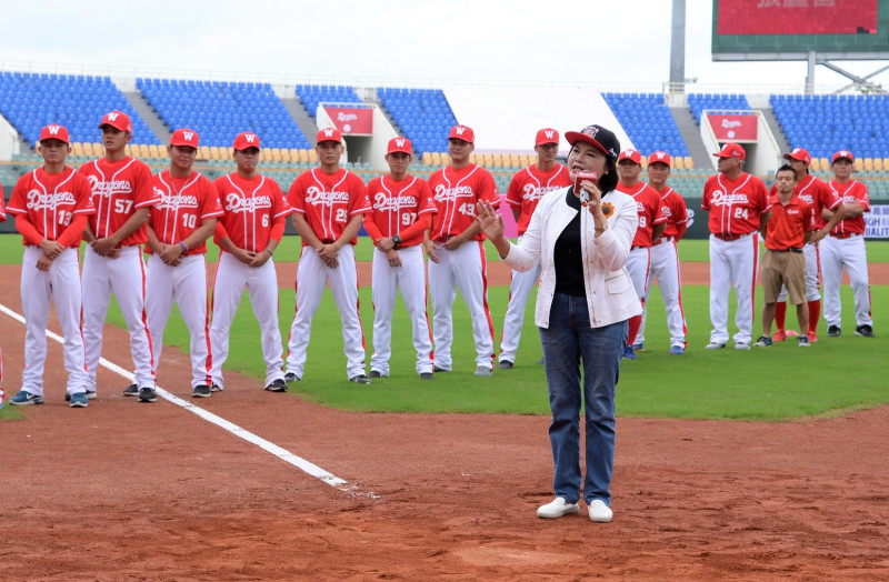 縣長張麗善感謝味全龍隊在魏應充董事長及球團將斗六棒球場當作訓練基地。   圖：NOWnews提供。