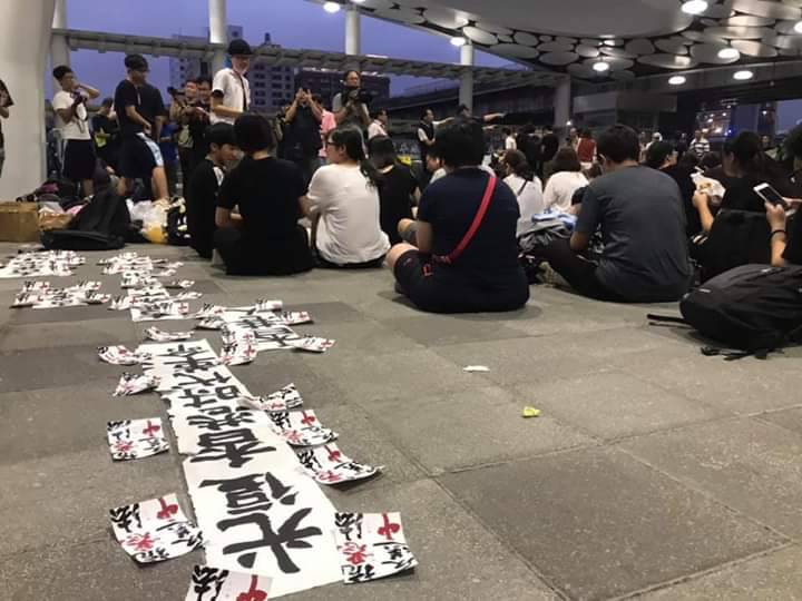 在台香港學生在高雄車站大廳發起靜坐、集會聲援香港反送中。   圖：翻攝邱俊憲臉書