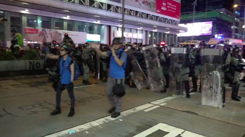 香港「反送中」示威者17日下午舉行「光復紅土」遊行，晚間5時許在地鐵黃埔站結束，部分示威者轉往旺角包圍警署，晚間7時許，警方兵分多路，快速清場，示威者也隨即四散離去。   圖：翻攝自立場新聞臉書。