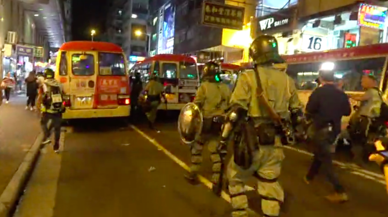 香港「反送中」部分示威者晚間轉往旺角包圍警署，晚間7時許，警方兵分多路，快速清場，示威者也隨即四散離去。   圖：翻攝自立場新聞臉書。