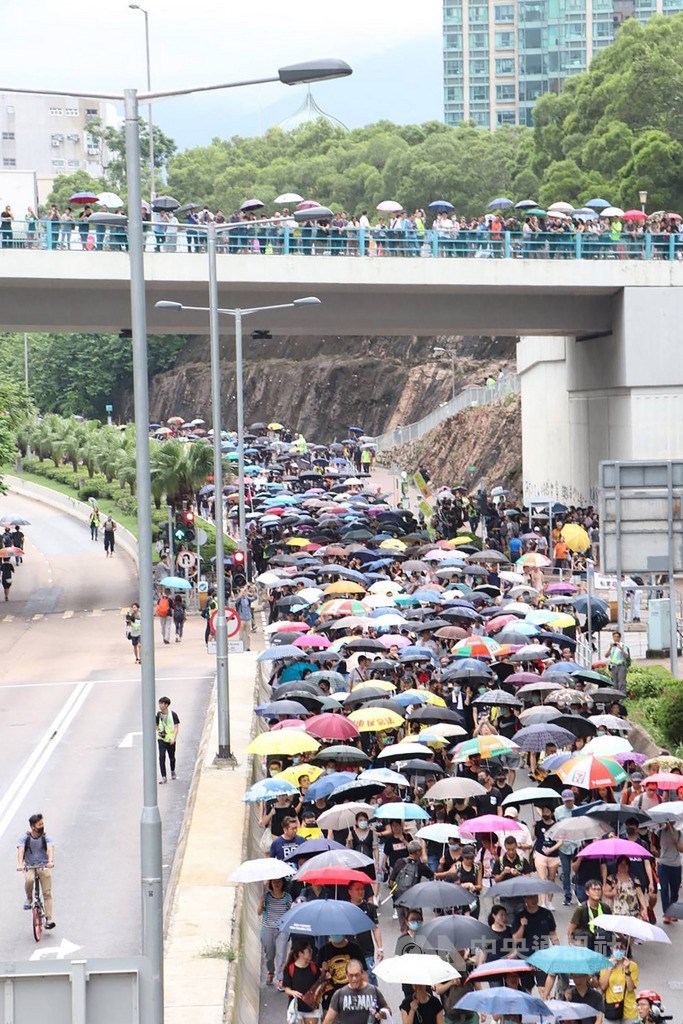 反對修訂逃犯條例的香港市民17日下午舉行名為「光復紅土」的遊行。抵達終點的地鐵黃埔站時，人群仍未散去，不斷高呼口號。   圖：中央社提供。