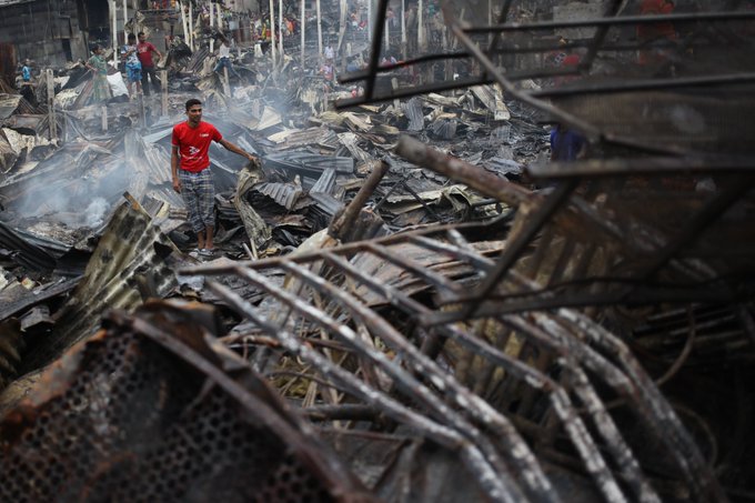 孟加拉首都達卡貧民窟驚傳火警，燒燬約1萬5千間房子，至少5萬人無家可歸。   圖/翻攝自推特
