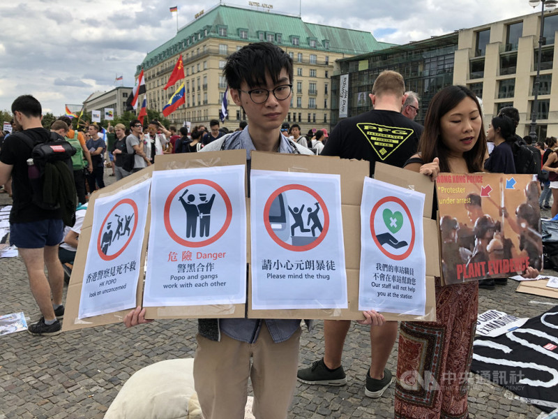 港人在柏林布蘭登堡門前示威，呼籲世人關注香港情勢。   圖/中央社
