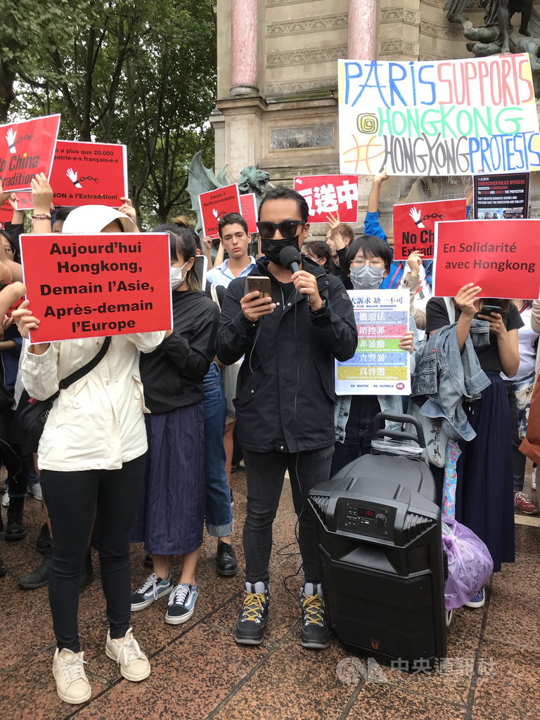 旅居巴黎的香港人集會支持香港「反送中」運動訴求，來自中國大陸的僑民也到場表達「香港屬於中國」等意見，雙方在小小的廣場上各據一方，難以有效交流。   圖/中央社