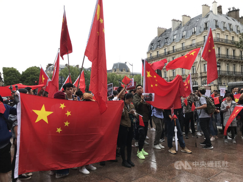 旅居巴黎的香港人集會支持香港「反送中」運動訴求，來自中國大陸的僑民也到場表達「香港屬於中國」等意見，雙方在小小的廣場上各據一方。   圖/中央社