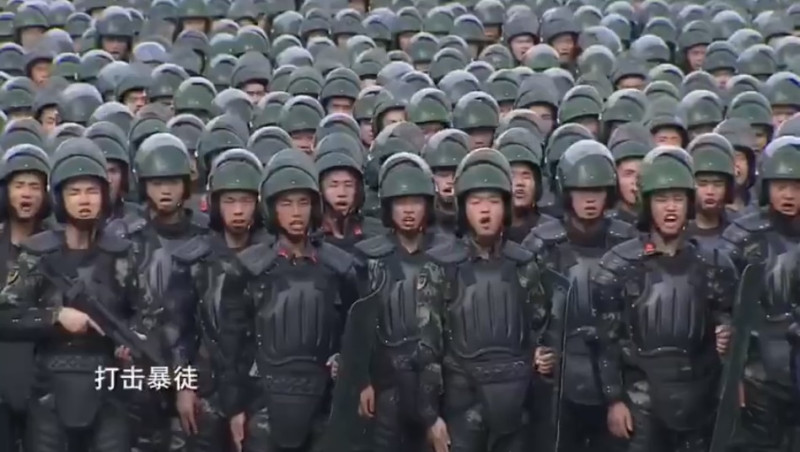 香港中聯辦官媒發布一支在深圳舉行公安、武警聯合大練兵的影片，內容著重在「打擊暴徒」，引發許多人聯想。   圖：翻攝自《文匯網》影片
