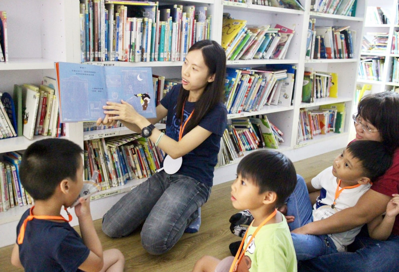 台南市立圖書館最受親子喜愛的「夜宿圖書館」活動登場，共吸20組親子參與。   圖 : 南市圖/提供