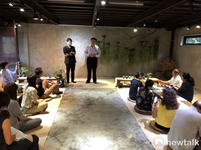為了推動台灣茶藝復興運動，重振台茶產業，蘇楠雄以半甲子的焙茶功力打造出極品炭培茶「火烏龍」，一推出即造成轟動，並於「坐看雲起時人文空間」舉辦發表會，與各界分享他的焙茶心得。   圖 : 黃博郎/攝