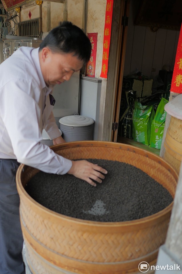 為了推動台灣茶藝復興運動，重振台茶產業，蘇楠雄以半甲子的焙茶功力打造出極品炭培茶「火烏龍」。   圖 : 黃博郎/攝