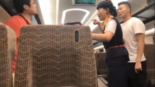 根據中國媒體報導，昨 (17) 日在從廣州前往香港新九龍的高鐵上，一位香港青年不配合工作人員驗票，還對工作人員喊滾回中國，被同車廂一名男乘客揍。   圖:擷取自深藍觀察